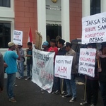 Usai Sidang Mantan Bupati Sula Disambut Demo
