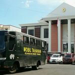 Penampakan Mobil Mirip Barang Rongsokan di PN Ternate Jadi Sorotan