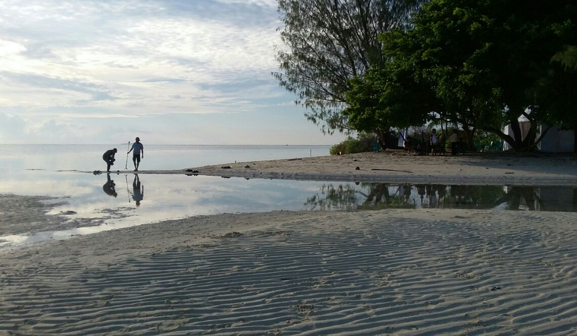 Pasir putih di permukaan dangkal perairan Pulau Daga Kecil Kepulauan Widi. (Kieraha.com/Hiar)