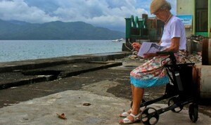 Wanita Berusia Senja dari Jerman di Laut Ternate