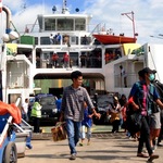 Kepadatan Penumpang dan Kendaraan di Pelabuhan Feri Bastiong Meningkat