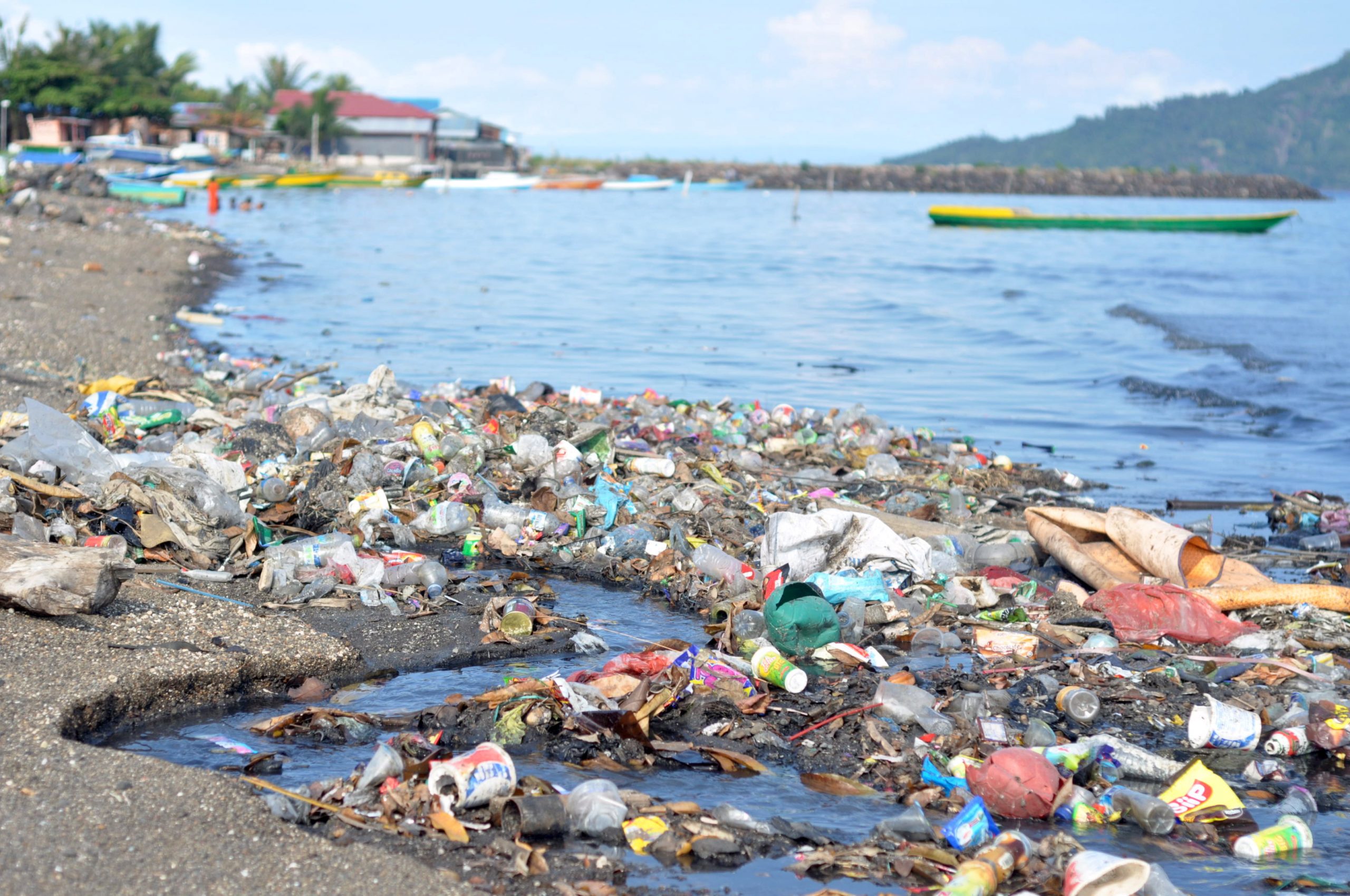 Sampah plastik yang terbawa di pesisir Pantai Kalumata. (Hairil Hiar)