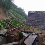 Rumah Rusak Tertimpa Longsor di Tolofuo Halmahera Barat