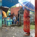 Nenek 80 Tahun Rela Berdiri di Tengah Hujan Demi Cabup Perempuan di Sula