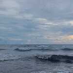 Peringatan Dini Gelombang Tinggi Capai 4 Meter di Perairan Maluku Utara