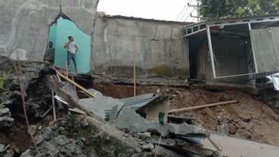 Bangunan Rumah Warga Ternate Ambruk Tersapu Banjir