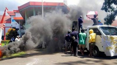 Aksi Tapal Batas di Jailolo Halmahera Berujung Bentrok dengan Satpol PP