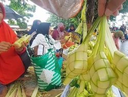 Cek Harga Bungkus Ketupat di Kawasan Pasar Gamalama Ternate