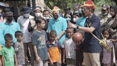 Keseruan Anak-Anak Bermain bersama Sandiaga Uno di Pantai Lapasi Halmahera