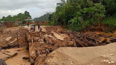 Banjir Rendam Puluhan Rumah dan Memutus Dua Jembatan di Taliabu