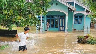 Wawali Tidore Tinjau Lokasi Bencana dan Serahkan Bantuan di Oba Tengah