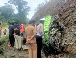 Dum Truck Masuk Selokan dan Terbalik di Jalan Lintas Maba Halmahera