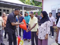 Wali Kota Serahkan Bantuan Pangan Gratis di Tidore Timur