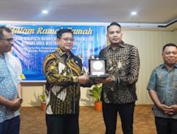 Saling Tukar Cenderamata Antara PT NHM dan Wamentrans RI di Kao Barat