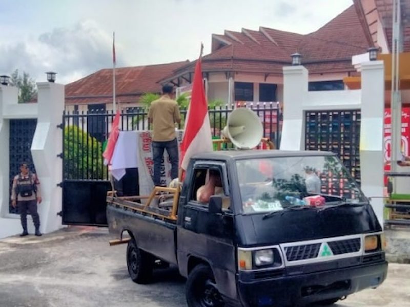 Aksi demo di depan Kantor Kejati Malut, Senin 17 November 2025/kieraha.com