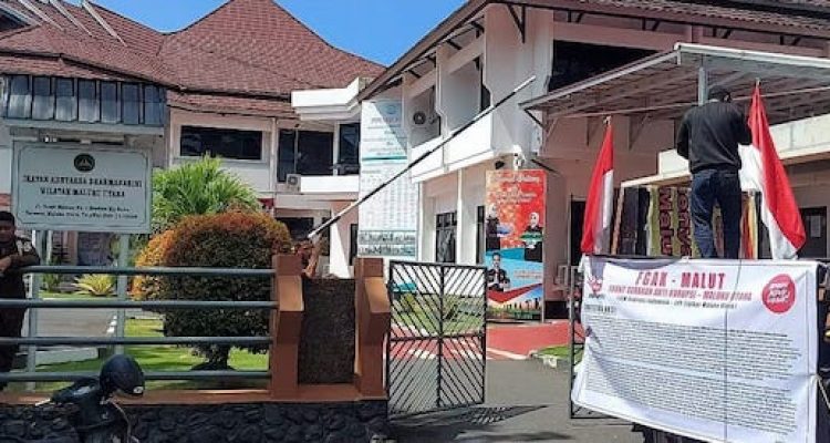 Aksi yang dilakukan FGAK di depan Kantor Kejati Malut. Tampak spanduk warna putih yang memuat poin-poin laporan dugaan masalah penggunaan anggaran SPPD dan sejumlah dugaan lainnya yang dilaksanakan DKP Malut.