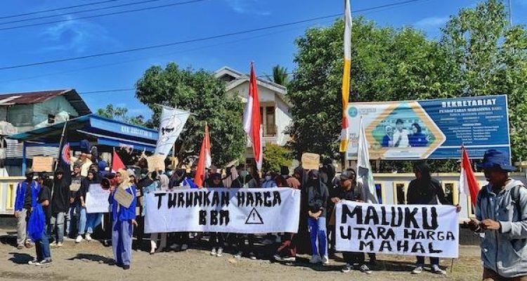 Massa aksi saat berkumpul di depan Kampus Unibrah, Senin 12 September 2022. (Apriyanto Latukau/kieraha.com)