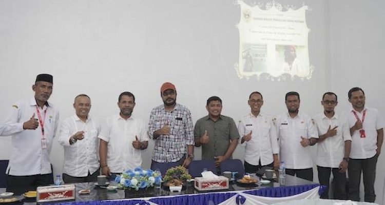 Foto bersama diskusi tentang Enrique de Malacca yang digelar di Kafe Borero, Tidore Kepulauan, Rabu 11 Januari 2023. (kieraha.com)