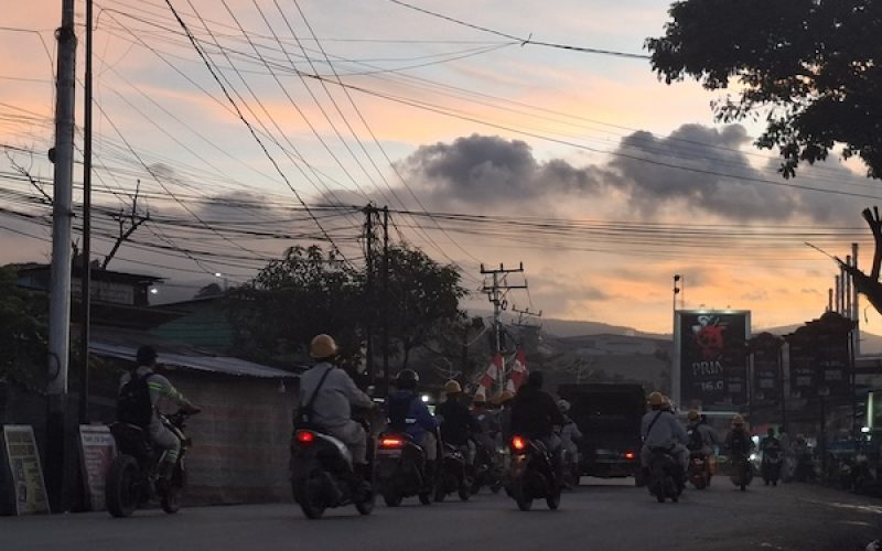 Gambar 6: Aspal jalan tertutup debu di Desa Lelilef Woebulen, Rabu, 6 Agustus 2025/Apriyanto Latukau/kieraha.com