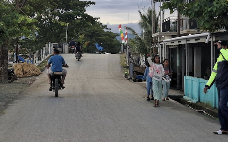 Gambar 2: Aspal jalan tertutup debu di Desa Lelilef Woebulen, Rabu, 6 Agustus 2025/Apriyanto Latukau/kieraha.com