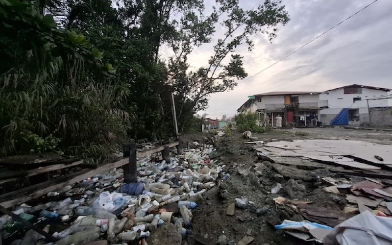 Gambar 4: Tumpukan botol plastik menyumbat salah satu aliran air di Desa Lelilef Woebulen pada Rabu, 6 Agustus 2025/Apriyanto Latukau/kieraha.com