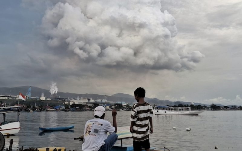 Gambar 7: Dua kakak beradik menikmati sore hari di Pantai Teluk Weda, Desa Lelilef, Rabu, 6 Agustus 2025/Apriyanto Latukau/kieraha.com