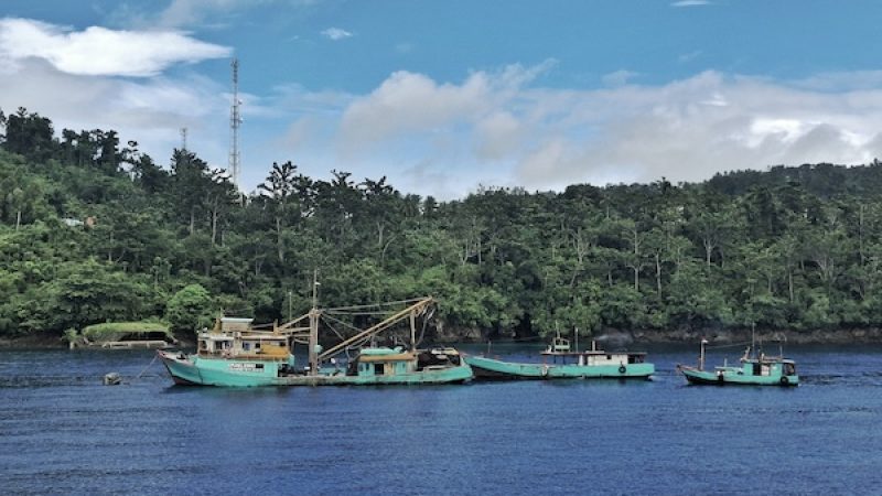Kapal-kapal Industri asal Bitung Sulawesi Utara, saat berlindung dari cuaca buruk, di sekitar Pulau Doi, Kecamatan Loloda Kepulauan, 7 Januari 2026/Apriyanto Latukau/kieraha.com