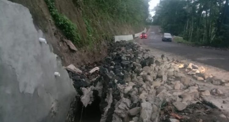 Kondisi dinding pengaman longsoran yang ambruk. (Kieraha.com)