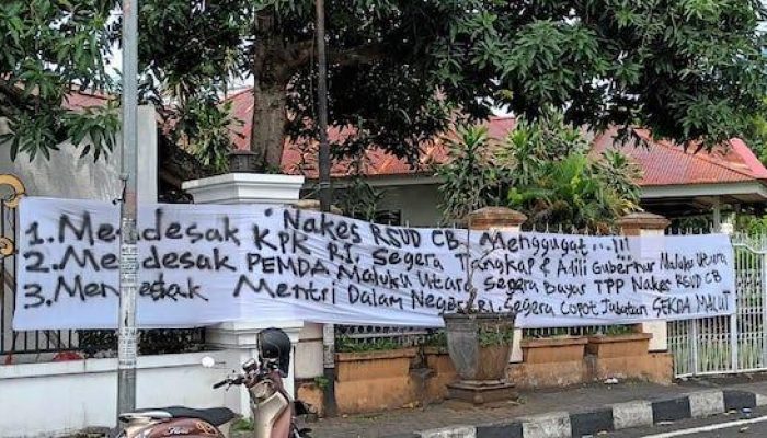 Aksi pasang spanduk di depan Rumah Dinas Jabatan Gubernur Malut, di Kelurahan Takoma, Ternate Tengah, Kota Ternate, Kamis 19 Januari 2023. Terdapat tiga poin tuntutan yang ditulis dalam kain latar putih tersebut. (kieraha.com)