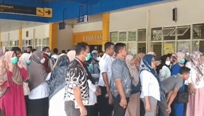 Para Nakes memilih menjemput Gubernur Abdul Gani Kasuba di Bandara Sultan Babullah Ternate, Rabu 18 Januari 2023. Aksi penjemputan ini tidak menjumpai gubernur karena masih berada di Jakarta. (Dok istimewa)