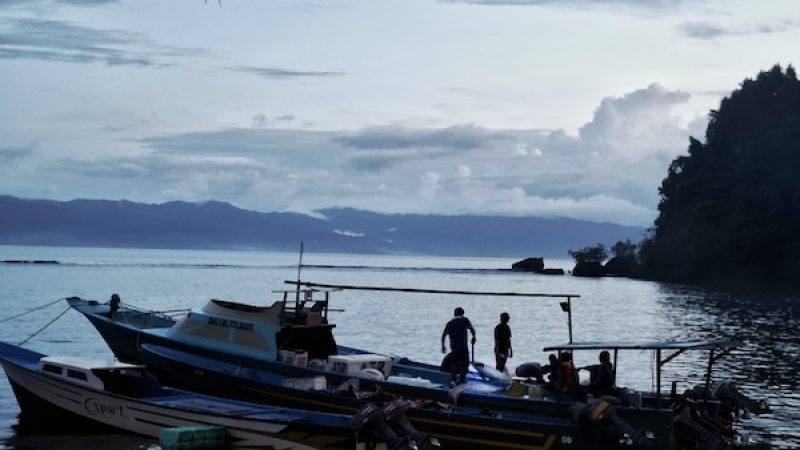 Nelayan Tuna di Kecamatan Loloda Kepulauan saat memindahkan Ikan Tana yang akan dibawa ke Tobelo oleh perahu angkut, di Desa Dama, 27 Desember 2025/Apriyanto Latukau/kieraha.com