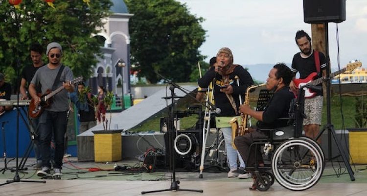Rangkaian acara offroad Ternate Jeep Community bersama penyandang disabilitas di Landmark Ternate. (Foto untuk kieraha.com)