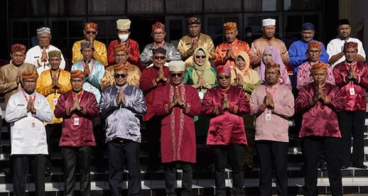 Pakaian adat yang dikenakan pejabat lingkup Pemkot Tidore Kepulauan. (Kieraha.com)