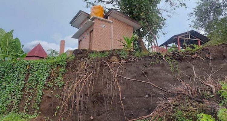 Jejak pohon besar yang tumbang dan salah satu bangunan yang berada di daerah rawan longsor, di pesisir Pantai Takome, Kecamatan Ternate Barat, Rabu 13 April 2022. (Kieraha.com)
