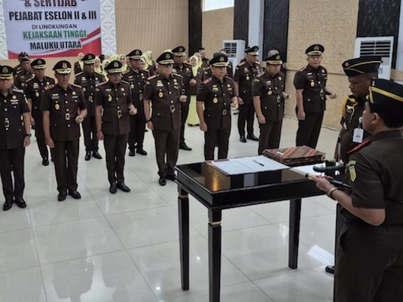Prosesi pelantikan dan pengambilan sumpah jabatan pejabat tinggi di lingkup Kejati Malut dan jajaran Kepala Kejaksaan Negeri se Malut, di Aula Falalamo Kantor Kejati Malut, lingkungan Stadion Gelola Kieraha, Ternate Tengah, Kota Ternate, Senin 3 November 2025/dok Penkum Kejati Malut/kieraha.com