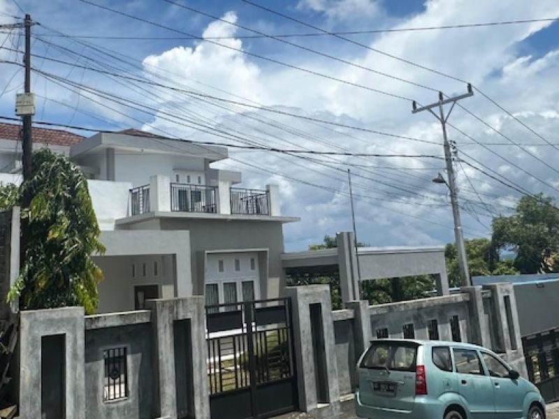 Rumah megah dengan desain arsitektur modern berdiri kokoh, di RT011 RW004, Lingkungan Jan, Kelurahan Tabona, Kecamatan Ternate Selatan, Kota Ternate/kieraha.com