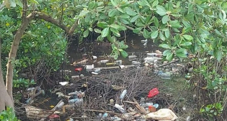 Sampah plastik di lokasi wisata Guraping. (kieraha.com)